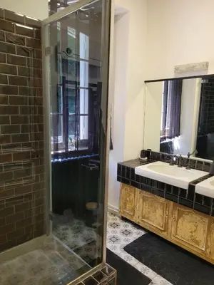 Salle de bains dans l'établissement LE MANOIR PARADI