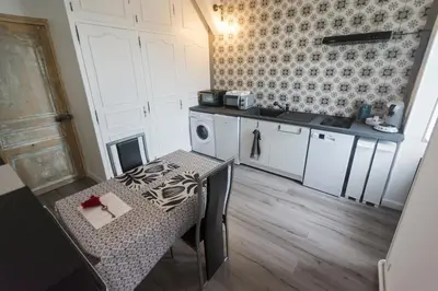 Cuisine ou kitchenette dans l'établissement LE MANOIR PARADI