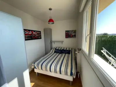 Un ou plusieurs lits dans un hébergement de l'établissement Appartement chaleureux , cosy, bien équipé et bien placé