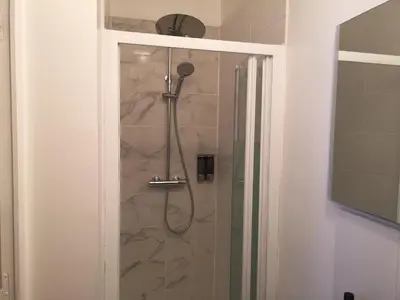 Salle de bains dans l'établissement STUDIO COSY- CHALEUREUX- QUARTIER CALME- Wifi