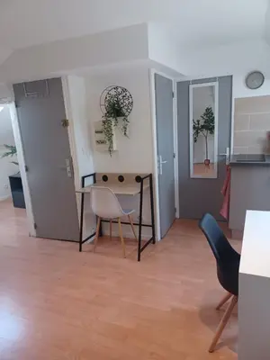 Cuisine ou kitchenette dans l'établissement Le Richelieu 3 chez Adrien