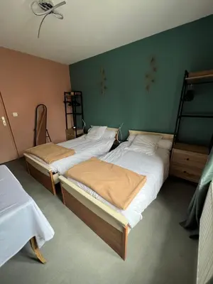 Un ou plusieurs lits dans un hébergement de l'établissement Hôtel de Guise SARL