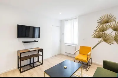 Télévision ou salle de divertissement dans l'établissement Désirée Logement Cosy et Charmant 1 er étage