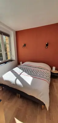 Un ou plusieurs lits dans un hébergement de l'établissement Appartement d'Hippolyte - Vue musée Rimbaud