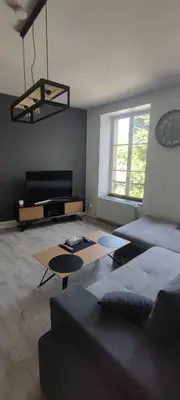 Télévision ou salle de divertissement dans l'établissement Appartement d'Hippolyte - Vue musée Rimbaud