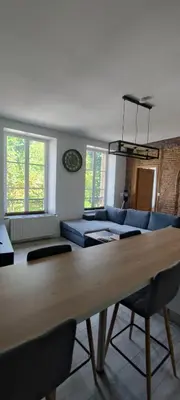 Coin salon dans l'établissement Appartement d'Hippolyte - Vue musée Rimbaud