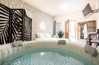 Télévision ou salle de divertissement dans l'établissement Hôtel Center Saint-Quentin Centre Gare 24-24