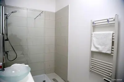 Salle de bains dans l'établissement Hôtel Center Saint-Quentin Centre Gare 24-24