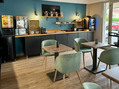 Cuisine ou kitchenette dans l'établissement Logis Hôtel de la Poste