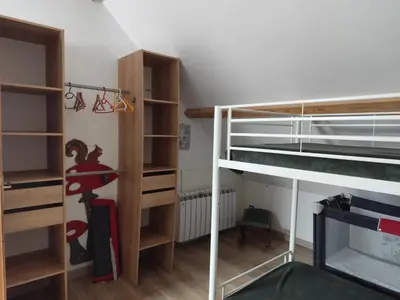 Un ou plusieurs lits superposés dans un hébergement de l'établissement Gîtelabaronnaise avec piscine chauffée prés parc Asterix
