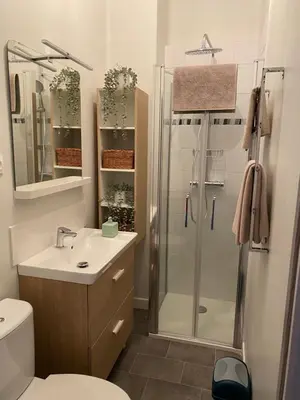 Salle de bains dans l'établissement Le Cocon Rethelois.