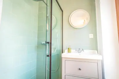 Salle de bains dans l'établissement Sauna - Le loft des remparts - FloBNB