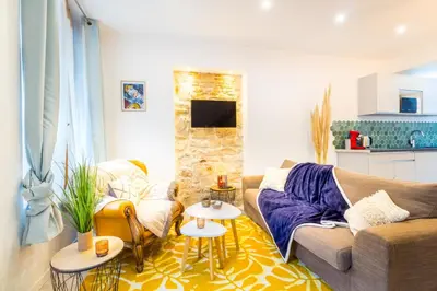 Coin salon dans l'établissement Sauna - Le loft des remparts - FloBNB