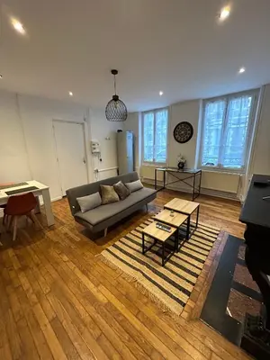 Coin salon dans l'établissement Le voltaire 1 chez Adrien