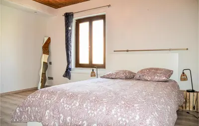 Un ou plusieurs lits dans un hébergement de l'établissement Beautiful Home In Saulchery With Wifi