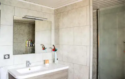 Salle de bains dans l'établissement Beautiful Home In Saulchery With Wifi