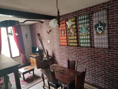 Coin salon dans l'établissement Le Dortoir d'Harry Potter