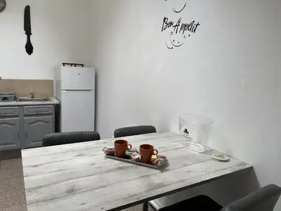 Cuisine ou kitchenette dans l'établissement Les Gîtes de Monthermé La Maison authentique du centre historique