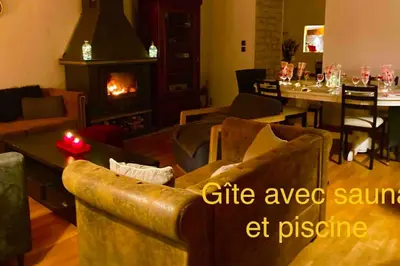 Coin salon dans l'établissement Chez Lilly & Cie 10 à 12 personnes avec sauna et piscine