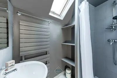 Salle de bains dans l'établissement La Creste Disneyland Bmyguest