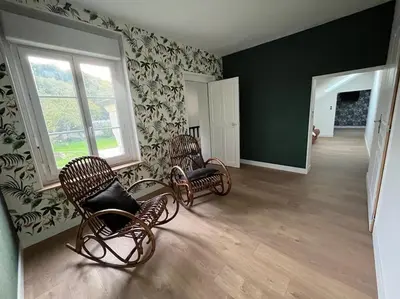 Coin salon dans l'établissement Gîte le Presbytère de Blérancourt