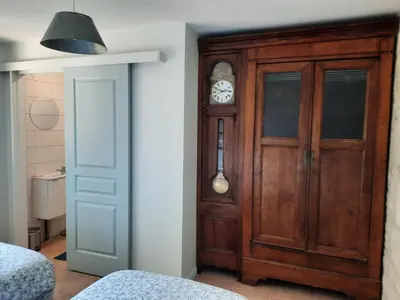 Un ou plusieurs lits dans un hébergement de l'établissement La Muchette, maison au calme 3 chambres 2 salles d'eau