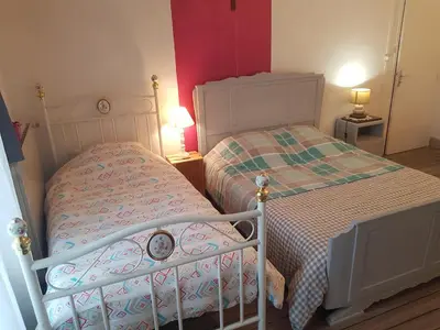 Un ou plusieurs lits dans un hébergement de l'établissement CHAMBRE PRIVÉE à LA FERME