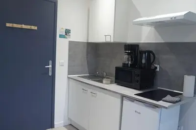 Cuisine ou kitchenette dans l'établissement Coquet STUDIO TOUT ÉQUIPÉ CENTRE VILLE WIFI 2PERS