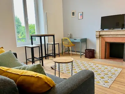 Télévision ou salle de divertissement dans l'établissement Suite Clovis 6