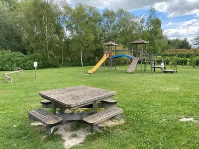 Aire de jeux pour enfants de l'établissement Gîte La Hallette au cœur du vignoble Champenois, classé 2 étoiles