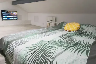 Un ou plusieurs lits dans un hébergement de l'établissement Atypique T1 Duplex - WIFI .Parking .Proche .Gare