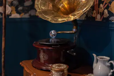 Plateau bouilloire dans l'établissement Au Gentleman Cambrioleur