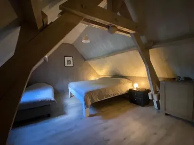 Un ou plusieurs lits dans un hébergement de l'établissement Cosy landelijk huisje nabij riviertje