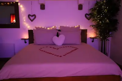 Un ou plusieurs lits dans un hébergement de l'établissement Love room Unique - Sauna / Jacuzzi