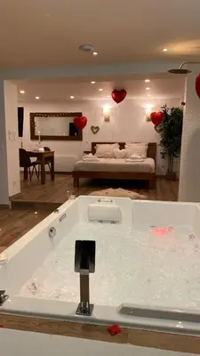 Un ou plusieurs lits dans un hébergement de l'établissement Love room Unique - Sauna / Jacuzzi