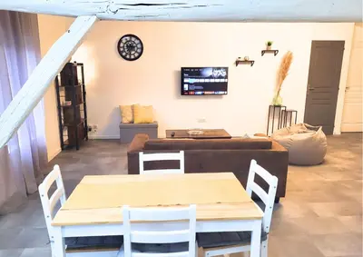 Télévision ou salle de divertissement dans l'établissement La Sweet House Dorée Centre Ville Wifi Tout confort