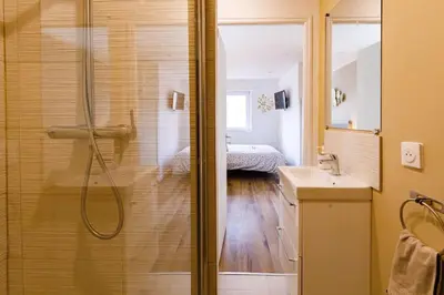 Salle de bains dans l'établissement Joli appartement, Le Bouchon Rémois, centre ville