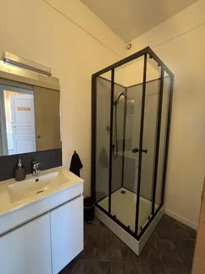Salle de bains dans l'établissement Pétille en champagne - 1 chambre - Terrasse