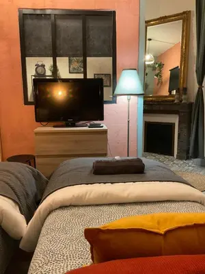 Un ou plusieurs lits dans un hébergement de l'établissement LES LOGES DU THEATRE Emplacement EXCEPTIONNEL et CHIC 160m2 MAISON PRIVÉ 14 personnes MAX tout équipé a 200m de l'AVENUE DE CHAMPAGNE et toutes commodités DEGUSTATION CHAMPAGNE OFFERTE jacuzzi sauna jeux velos