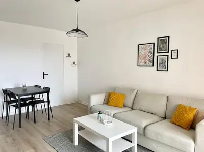 Coin salon dans l'établissement L' escapade Rémoise - Beau 4 pièces refait à neuf
