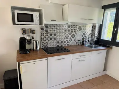 Cuisine ou kitchenette dans l'établissement Petit Nid Douillet avec parking privé
