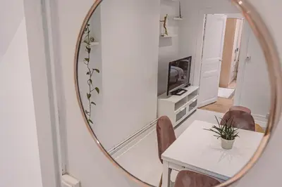 Télévision ou salle de divertissement dans l'établissement 2 chambres, proche hyper centre