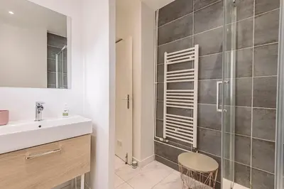 Salle de bains dans l'établissement 2 chambres, proche hyper centre