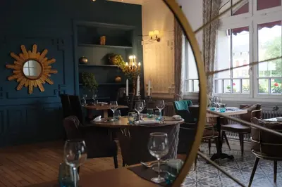 Restaurant ou autre lieu de restauration dans l'établissement LOGIS HOTEL BELLEVUE RESTAURANT LA POMME d'OR
