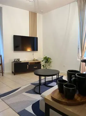 Télévision ou salle de divertissement dans l'établissement Le Clos