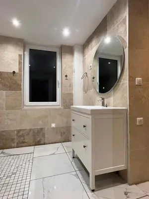 Salle de bains dans l'établissement L´ÉMERAUDE 1