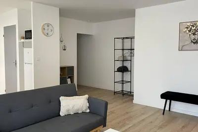 Coin salon dans l'établissement L’esplanade - Super 3 pièces refait à neuf - Reims