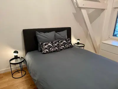 Un ou plusieurs lits dans un hébergement de l'établissement Bel Appartement avec parking au coeur de Reims