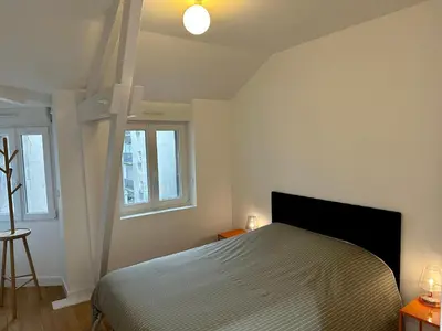 Un ou plusieurs lits dans un hébergement de l'établissement Bel Appartement avec parking au coeur de Reims
