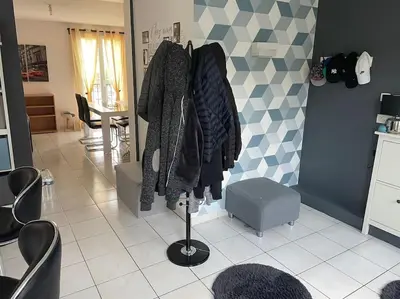 Coin salon dans l'établissement centre Pierrefonds superbe appartement + parking